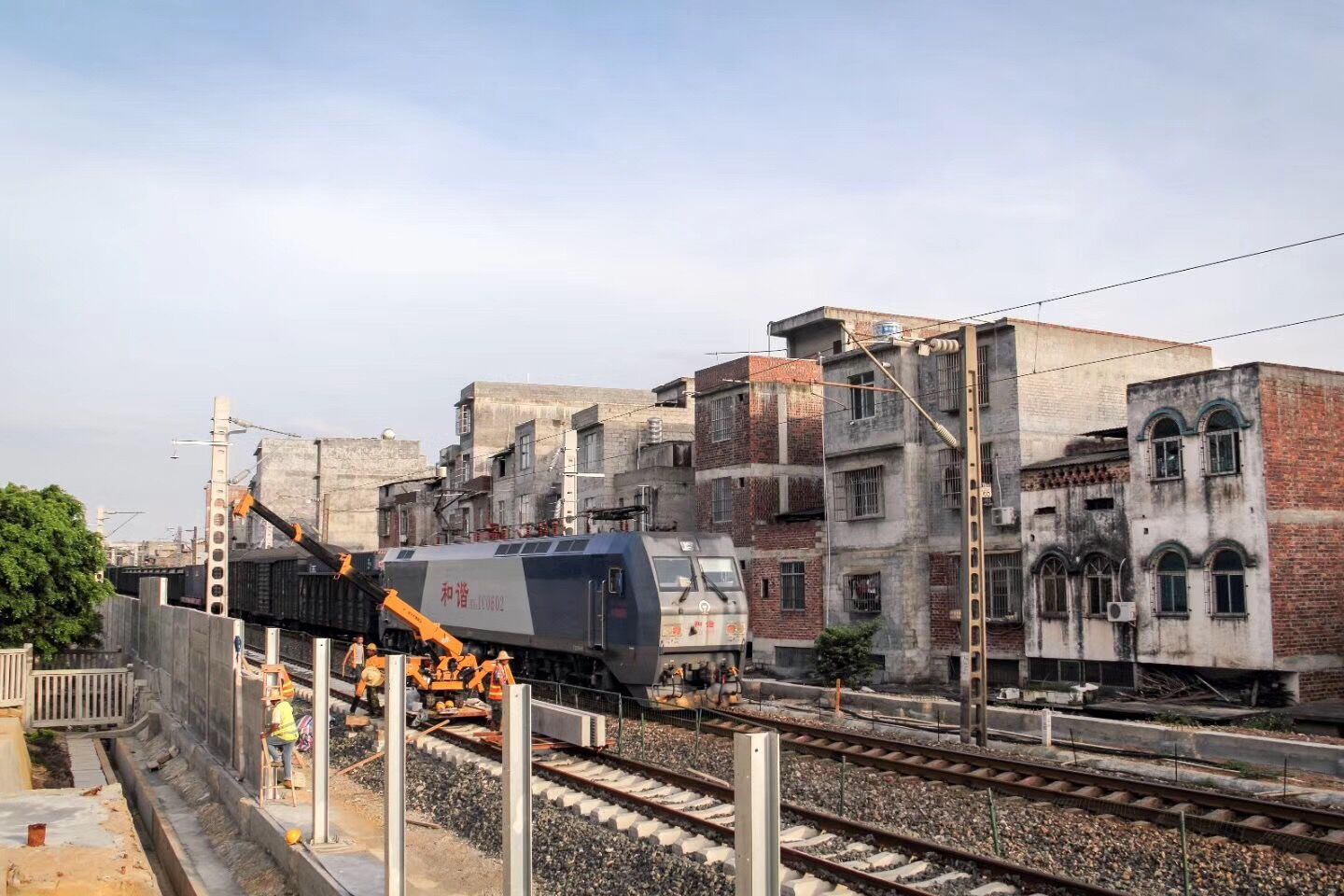 1507871262814792.jpg 履带式起重机的任务现场